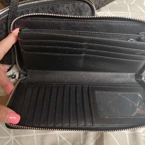 Michael Kors Jet Set Tote with wallet and wristlet - Picture 6 of 7